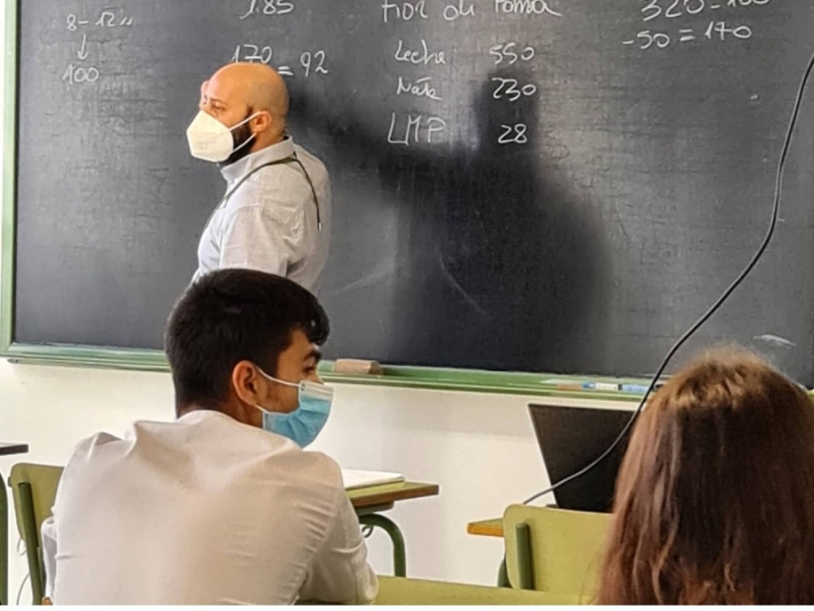 Guerriero lleva su pasión por la ciencia y el helado a una escuela de hostelería de Cádiz