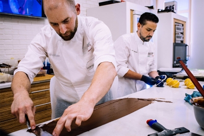 Imagen de Adolfo Romero y Marcos Candela fusionan heladería y pastelería en Cádiz