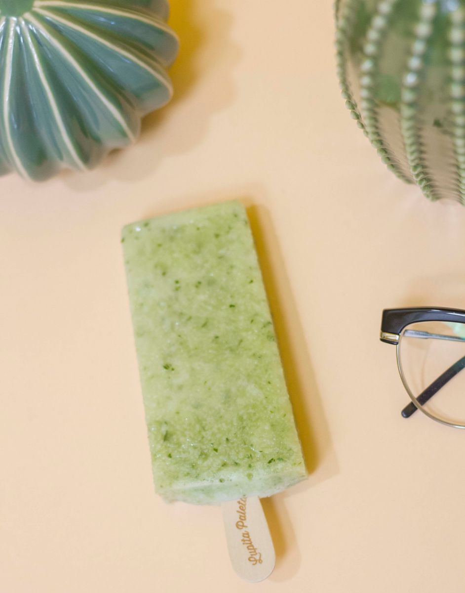 Paleta de pepino y lima