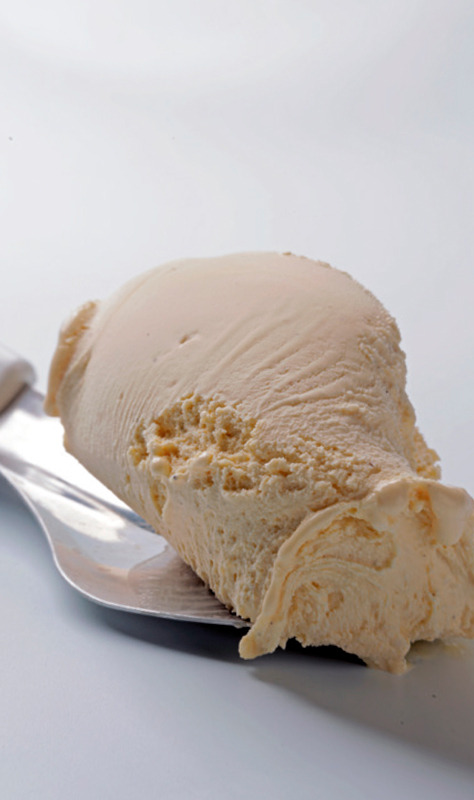 Helado de vainilla, almendras amargas y rosas