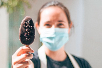 Imagen de Paletas cubiertas con chocolate, el último lanzamiento de Carolina Barragán