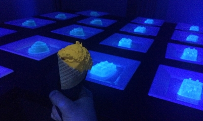 Imagen de Lluís Ribas presenta un helado fluorescente en el Mobile World Congress