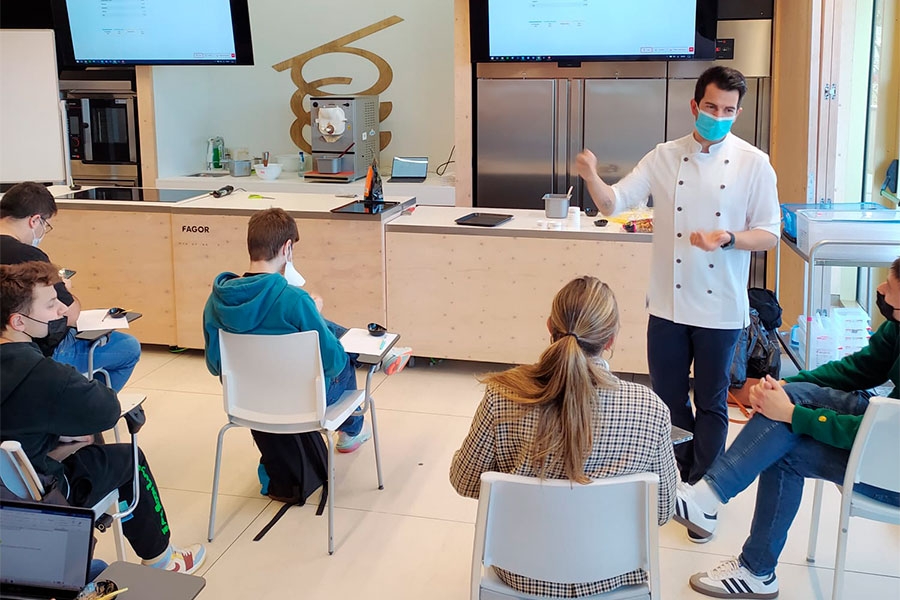 Yon Gallardo regresa al BCC para iniciar en heladería a alumnos de cocina de vanguardia