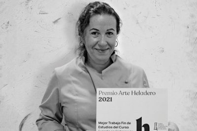 Imagen de Limpiando las etiquetas por Margarita Hernández, Premio Arte Heladero 2021