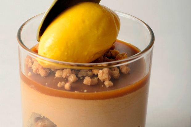 Imagen de Banoffee. Plátano caramelizado, mousse de chocolate con leche y sorbete de mango