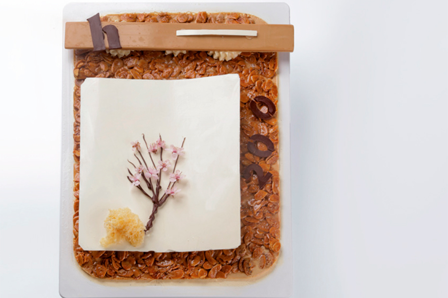 Una portada de almendras, vainilla y rosas Una portada de almendras, vainilla y rosas