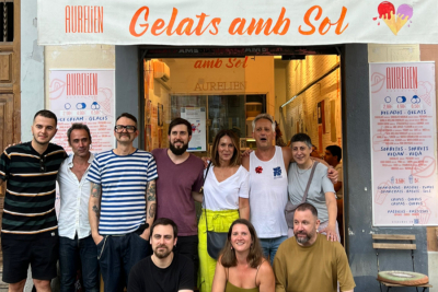 Imagen de Aurelien celebra su primer aniversario con tarrinas de helado con caligrafía original 