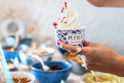 Imagen de Myka, nueva heladería en Madrid que ofrece yogur helado artesano griego