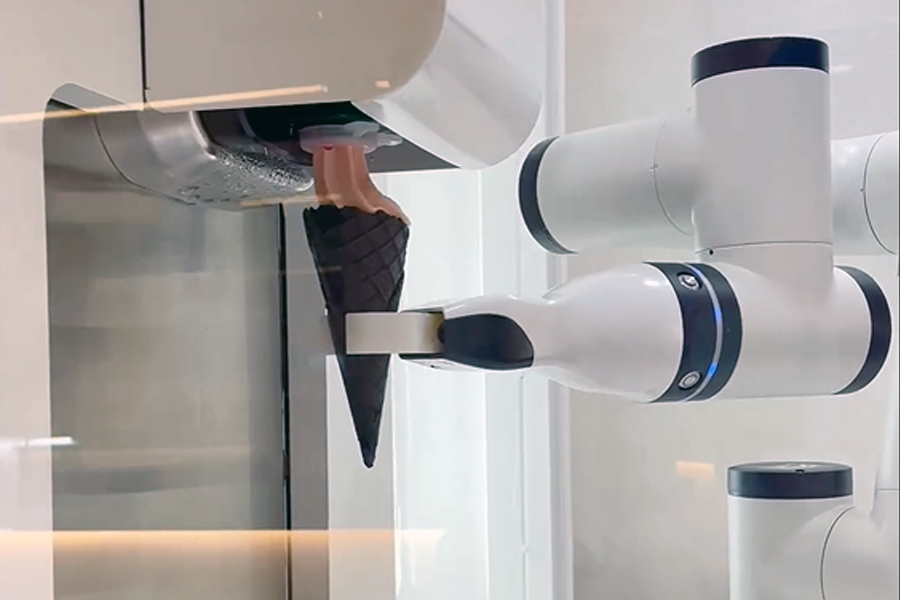 Llega a Barcelona un robot que sirve helados soft