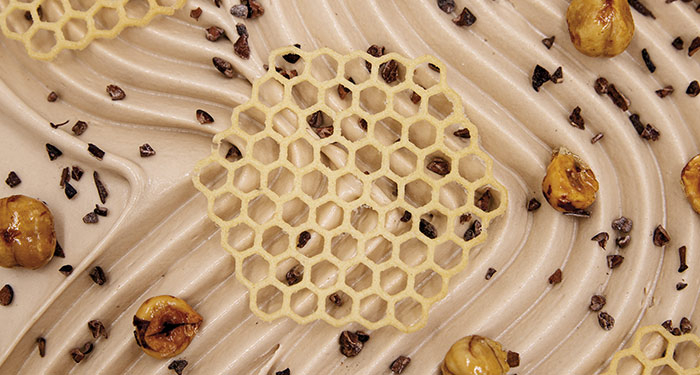Helado de avellanas, miel de ulmo y nibs de cacao, de Juan José Orueta